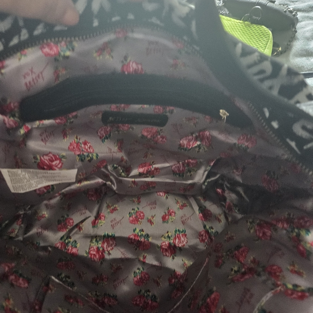 Betsey Johnson Black and White Love Kiss Shoulder Bag - Picture 2 of 3